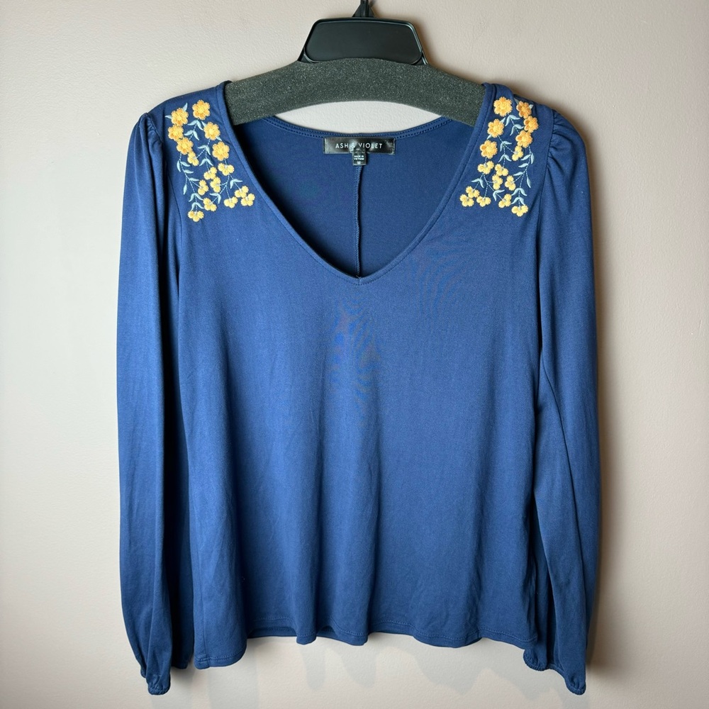 NWT Ash & Violet Blue V-Neck Embroidered Floral Top M - Picture 2 of 7